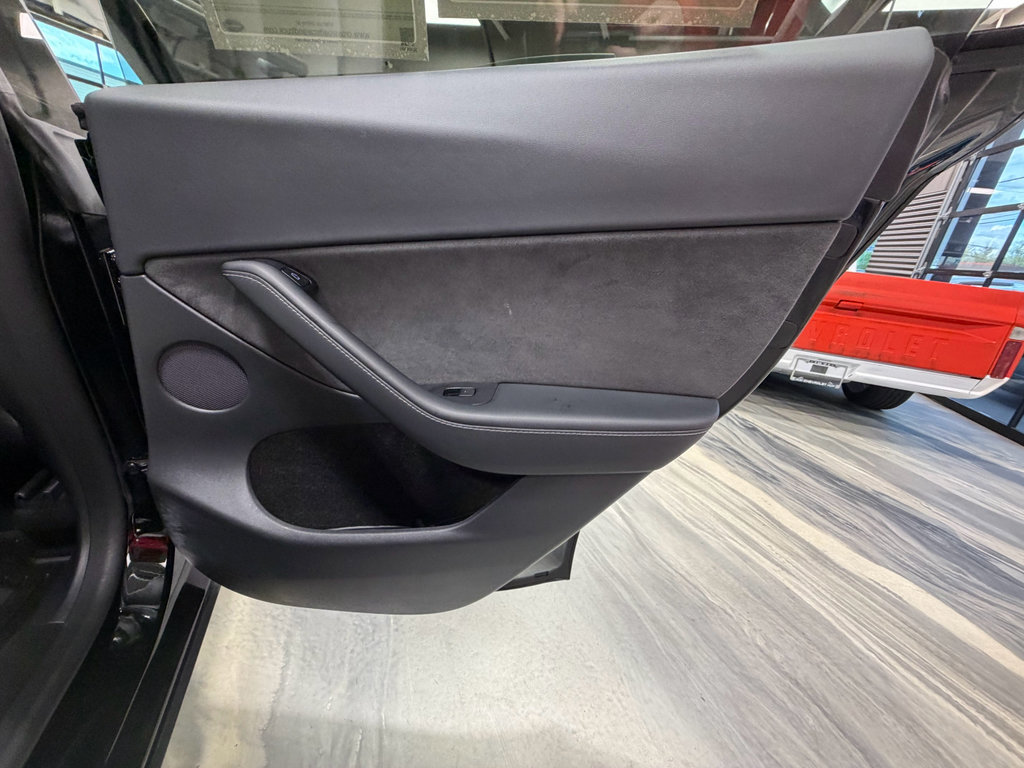 Used 2022 Tesla Model Y Long Range image 40