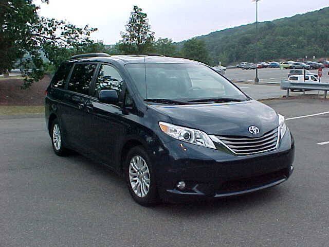 Used 2012 Toyota Sienna XLE FWD image 4