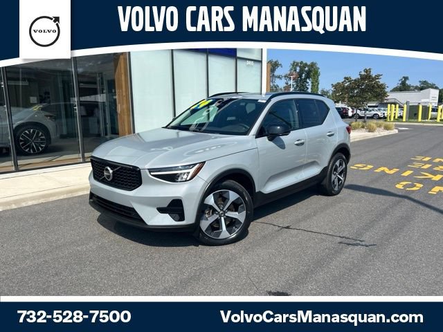 Used 2024 Volvo XC40 B5 Core AWD/4WD image 1