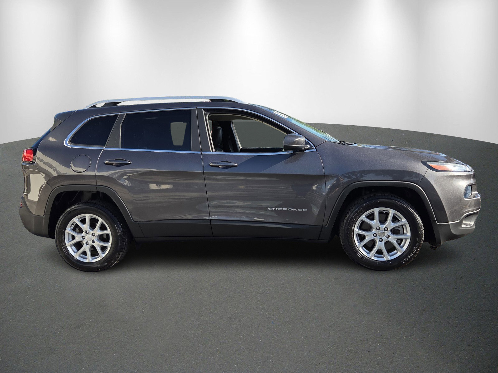 Used 2018 Jeep Cherokee Latitude Plus w/ Comfort/Convenience Group FWD image 8