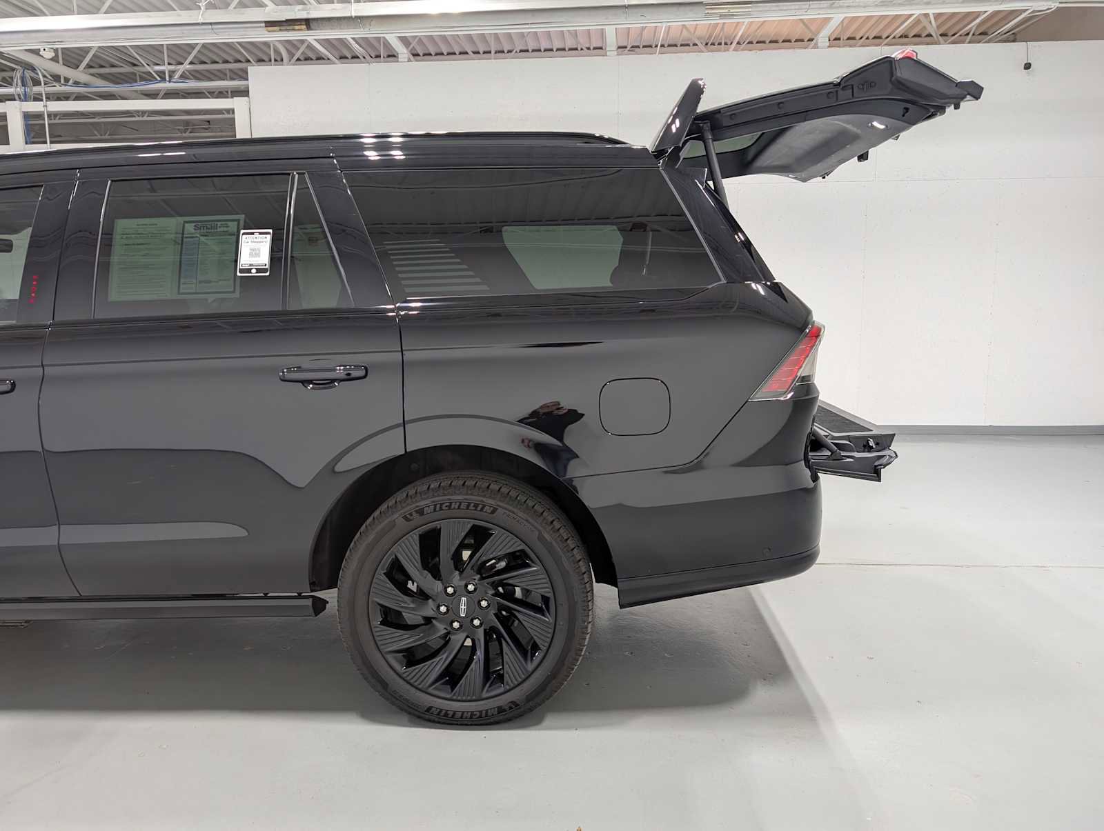 Used 2025 Lincoln Navigator Reserve w/ Jet Appearance Package image 11