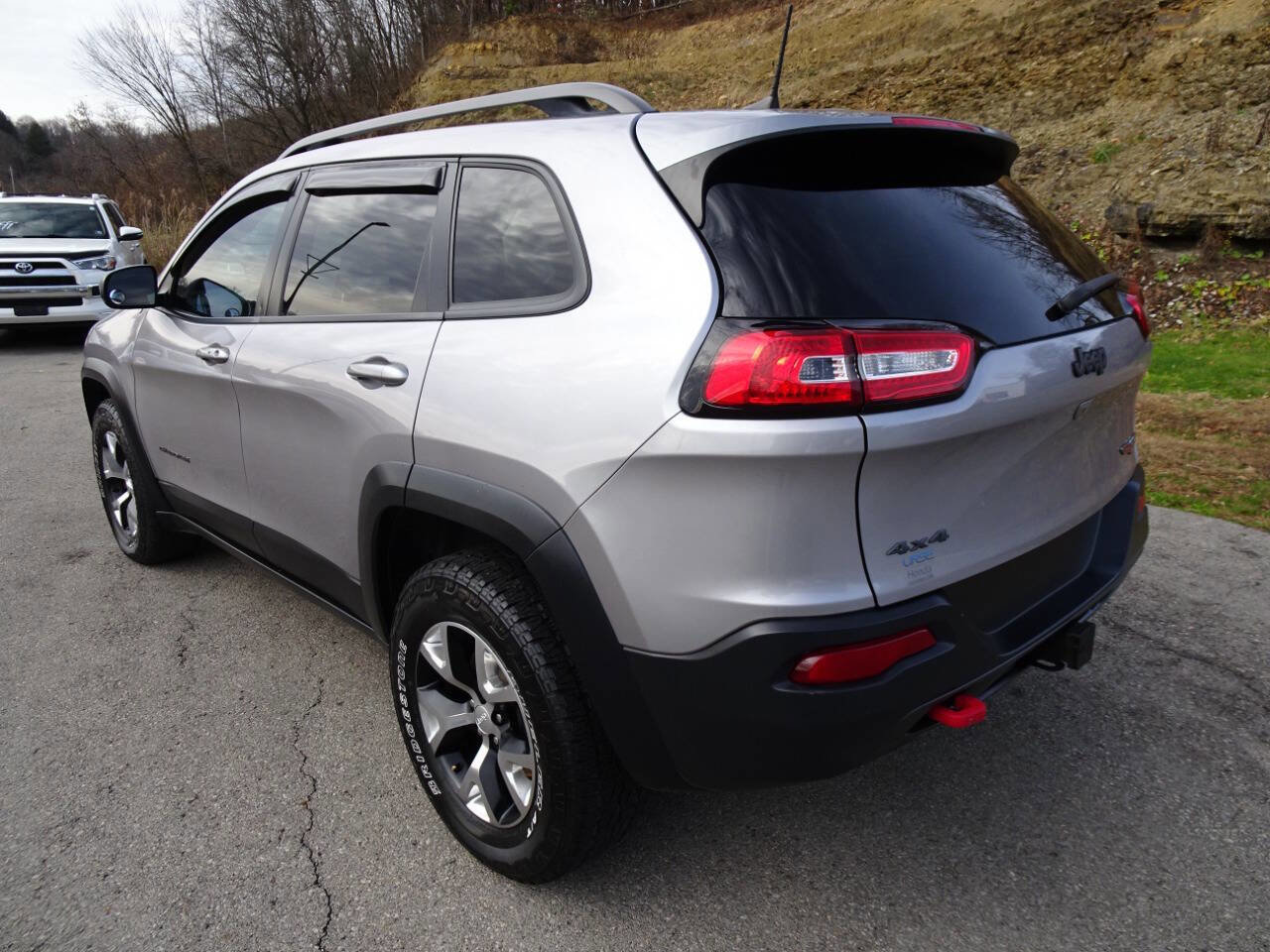 Used 2017 Jeep Cherokee Trailhawk image 8