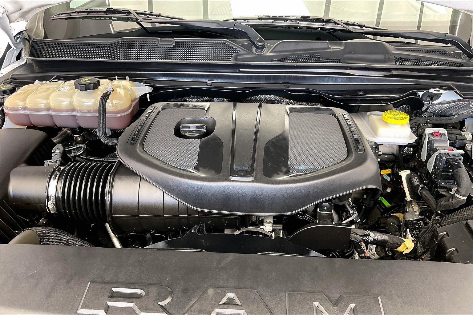 Used 2025 RAM 1500 Laramie AWD/4WD image 9