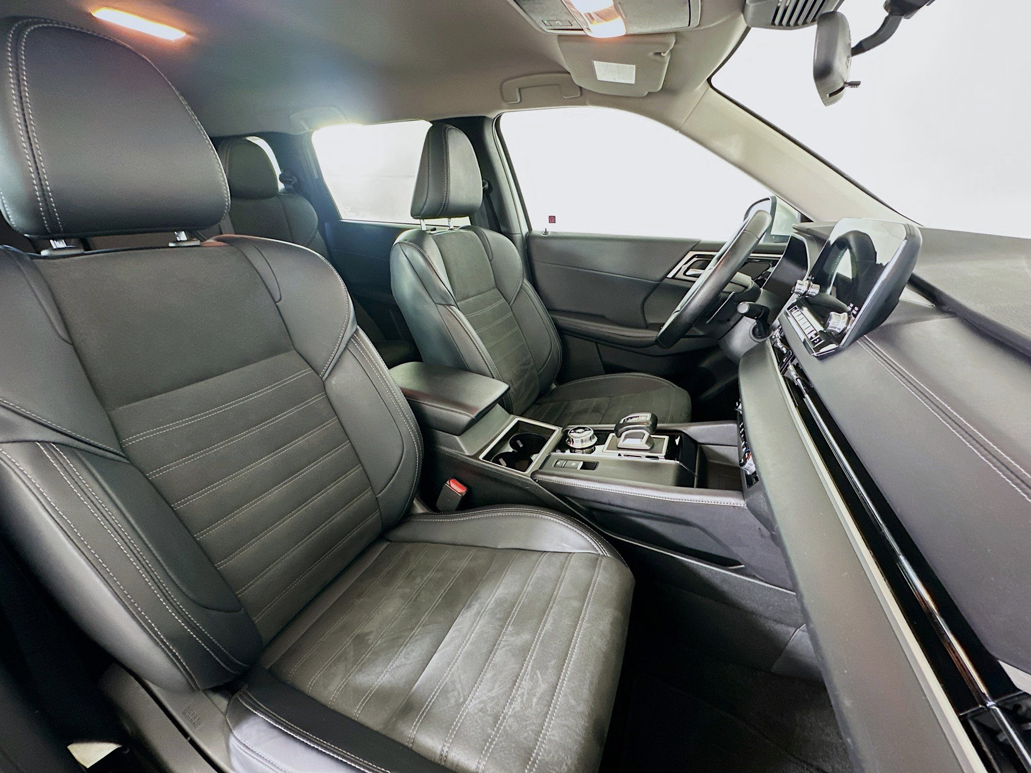 Used 2024 Mitsubishi Outlander SE Black Edition image 34