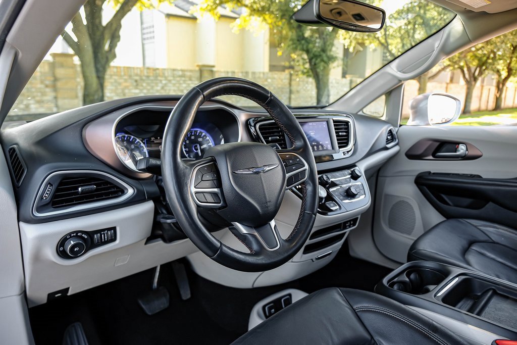 Used 2019 Chrysler Pacifica Touring-L image 23