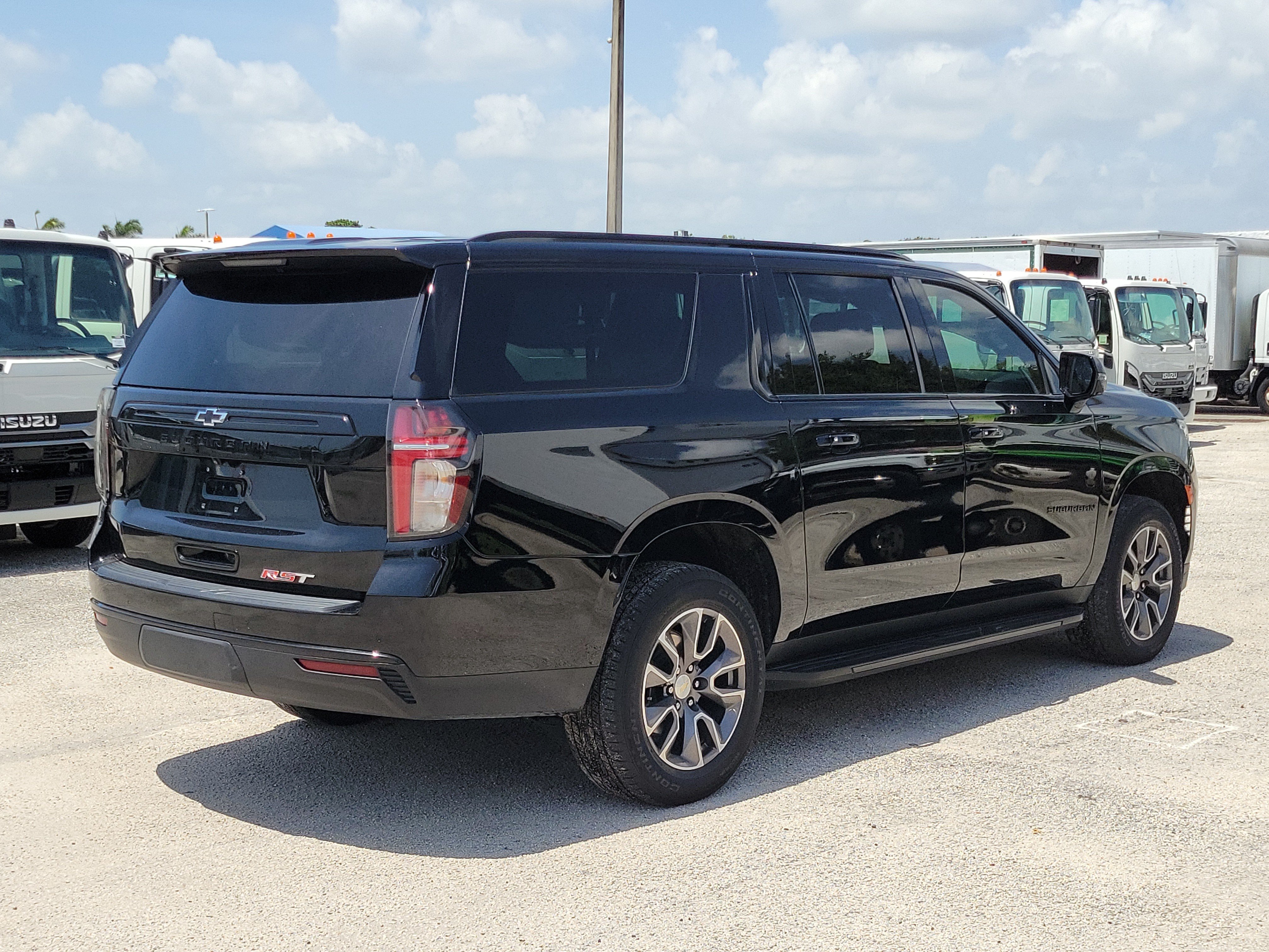 Used 2023 Chevrolet Suburban RST w/ Luxury Package RWD image 3