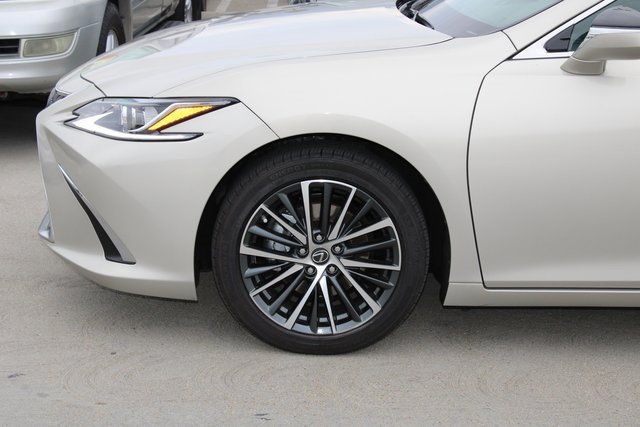 Certified 2025 Lexus ES 300h w/ Premium Package image 4