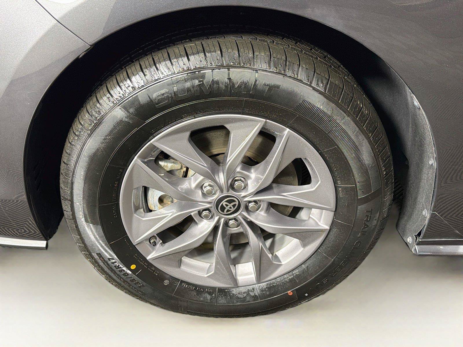 Used 2025 Toyota Sienna XLE FWD image 34