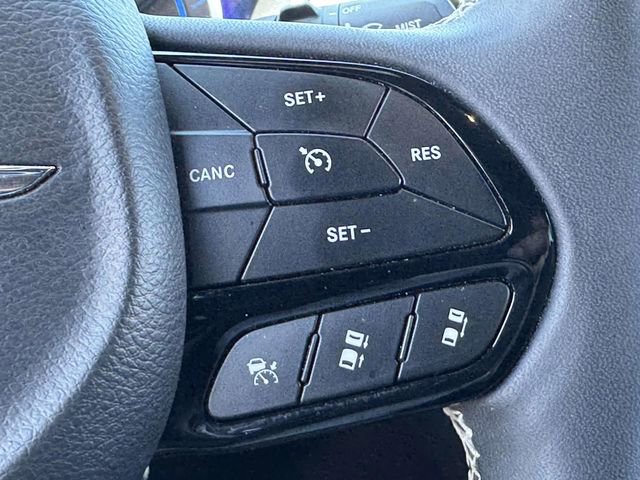 Used 2024 Chrysler Pacifica Limited FWD image 24