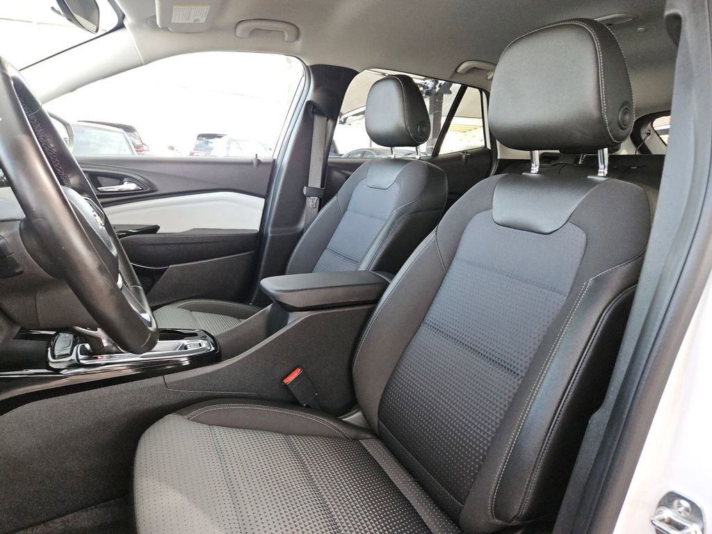 Used 2025 Chevrolet Trax LT w/ LT Convenience Package FWD image 16