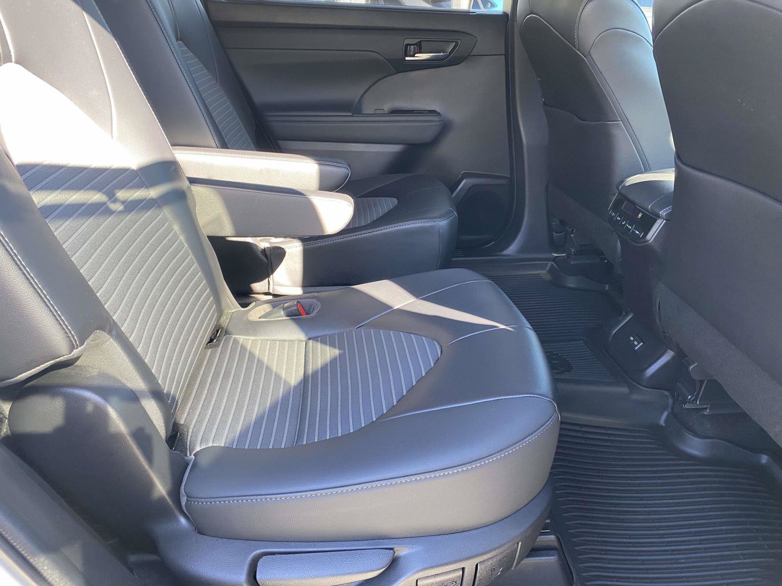 Used 2022 Toyota Highlander XSE FWD image 16