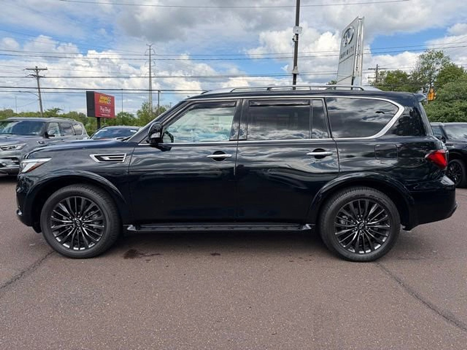 Certified 2023 INFINITI QX80 Premium Select w/ Cargo Package AWD/4WD image 6