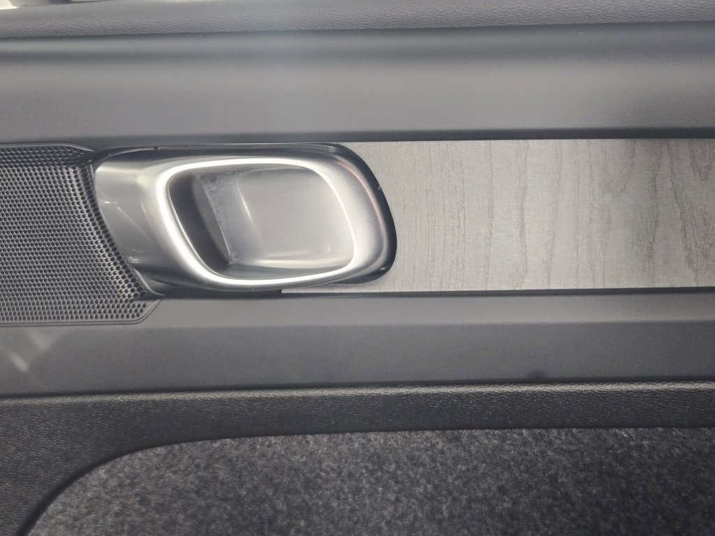 Certified 2025 Volvo XC40 B5 Core image 30