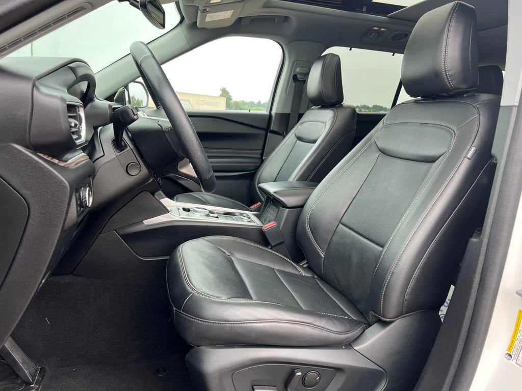 Used 2023 Ford Explorer Limited w/ Equipment Group 301A AWD/4WD image 3