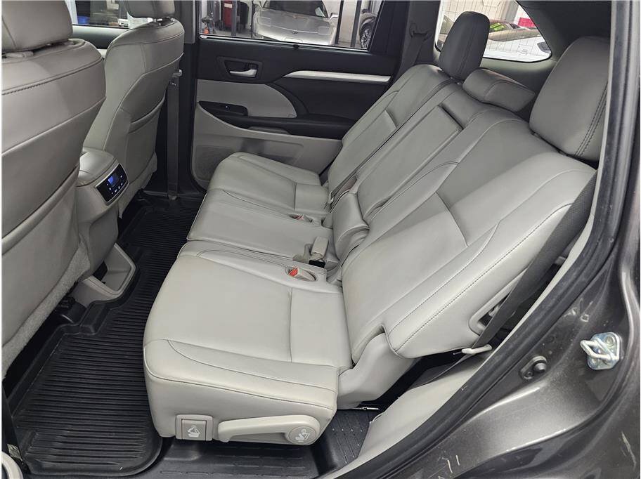 Used 2019 Toyota Highlander XLE FWD image 11