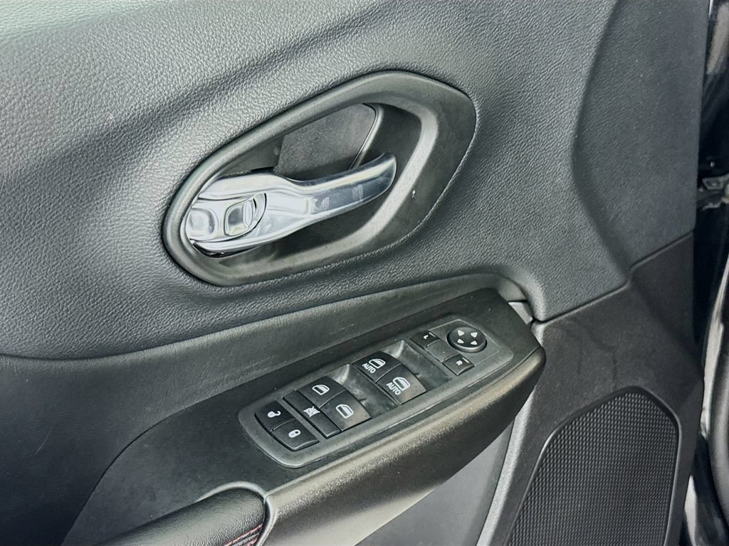 Used 2020 Jeep Cherokee Trailhawk AWD/4WD image 20