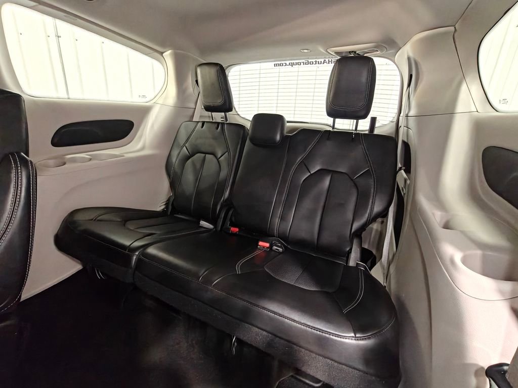 Used 2024 Chrysler Pacifica Touring-L image 27