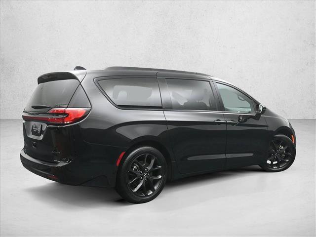 Used 2025 Chrysler Pacifica Limited image 2
