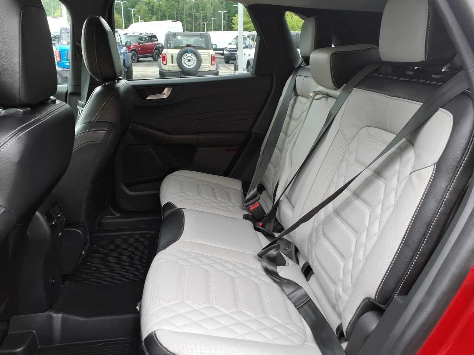 Used 2023 Ford Escape Platinum w/ Premium Technology Package AWD/4WD image 29
