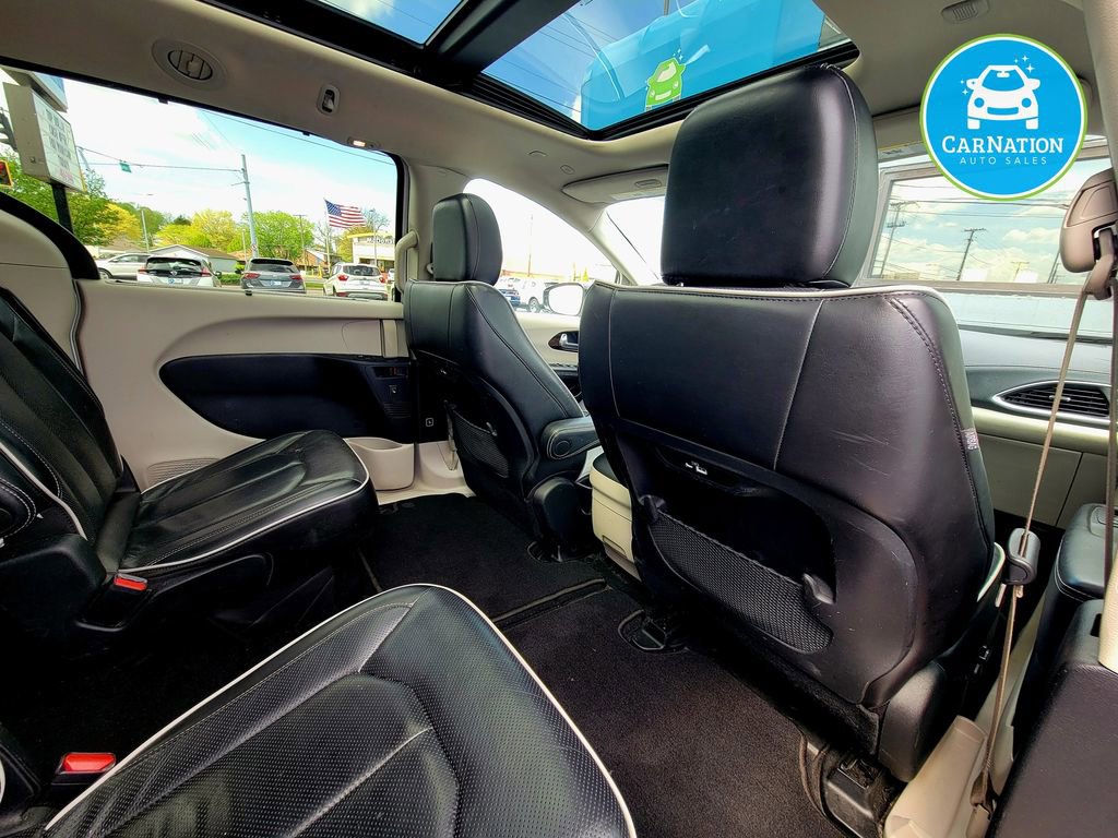 Used 2023 Chrysler Pacifica Limited FWD image 12
