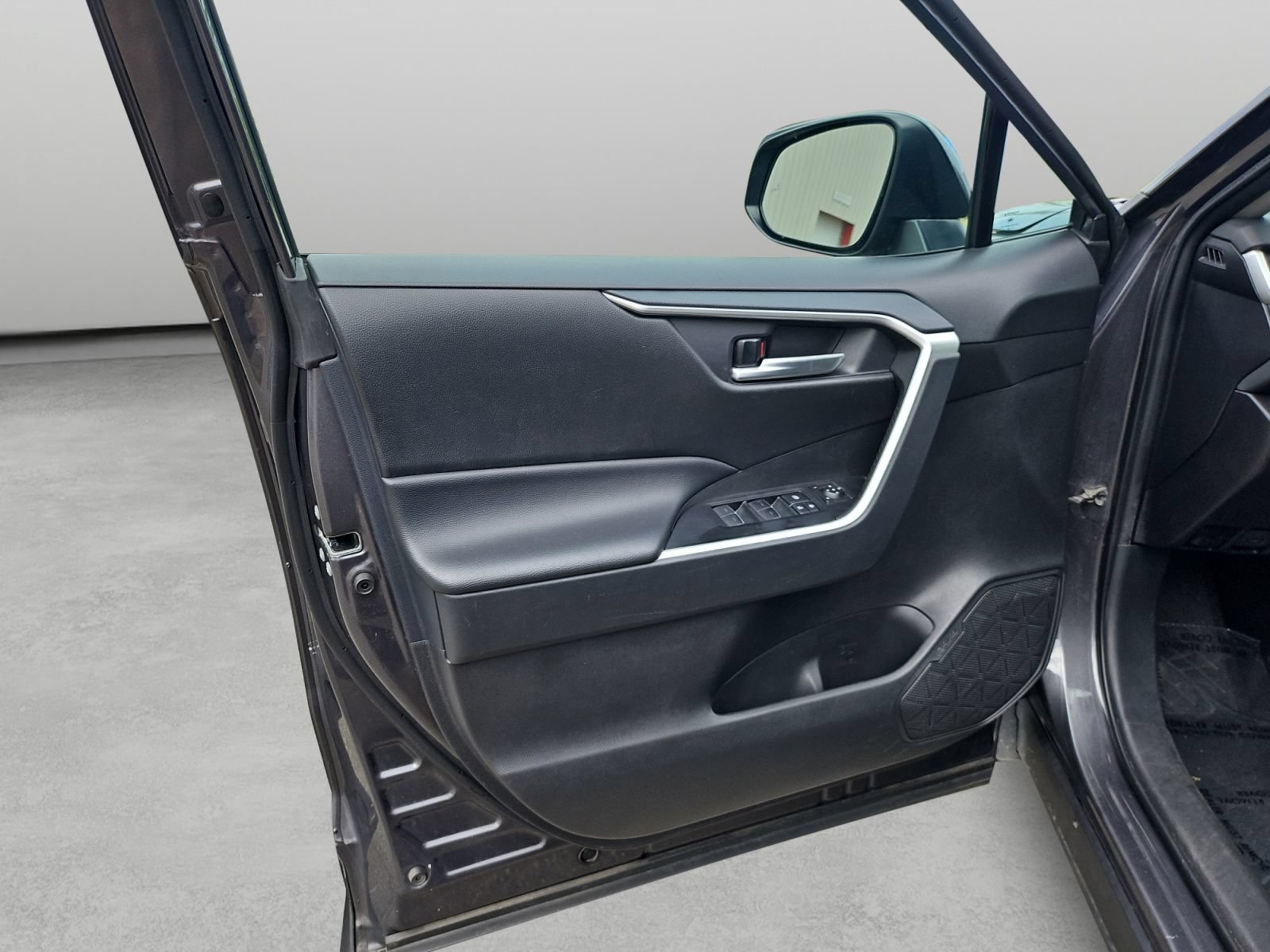 Used 2025 Toyota RAV4 XLE AWD/4WD image 34