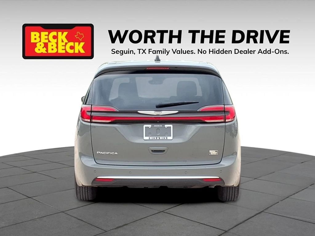 Used 2023 Chrysler Pacifica Touring-L FWD image 6