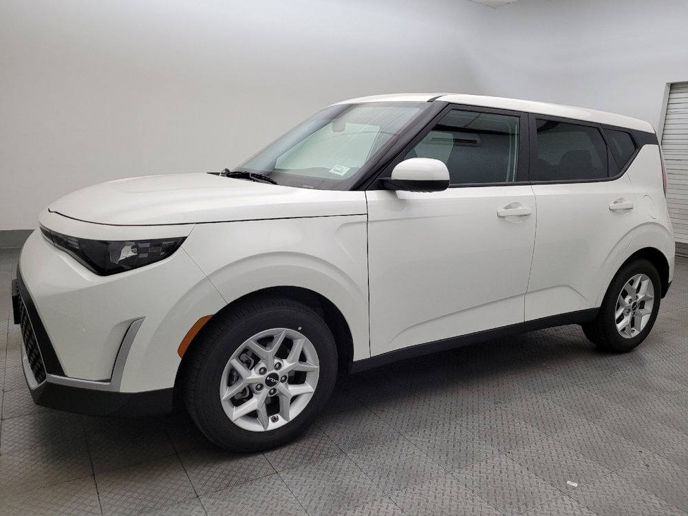 Used 2025 Kia Soul LX image 2