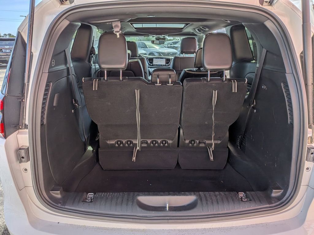 Used 2025 Chrysler Pacifica Limited image 26