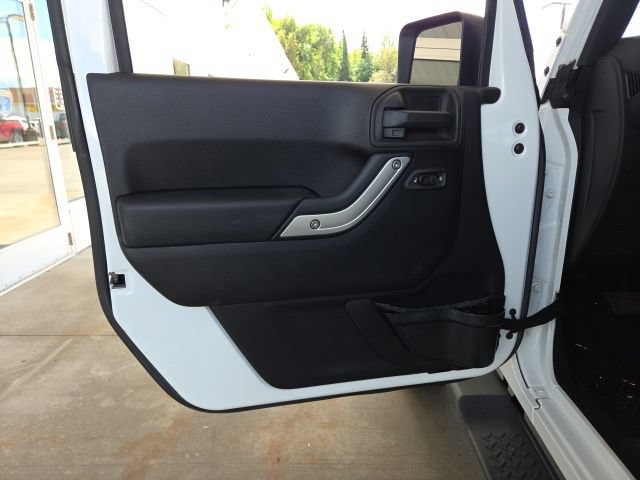 Used 2015 Jeep Wrangler Unlimited Sahara w/ Connectivity Group AWD/4WD image 38