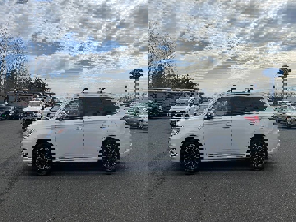 Used 2018 Mitsubishi Outlander GT image 2