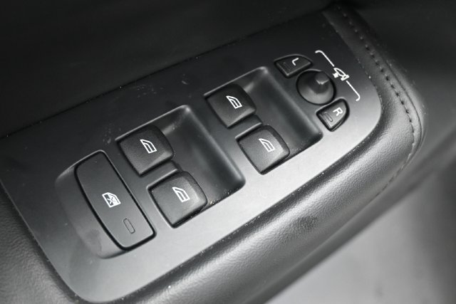 Used 2025 Volvo XC60 B5 Core AWD/4WD image 13