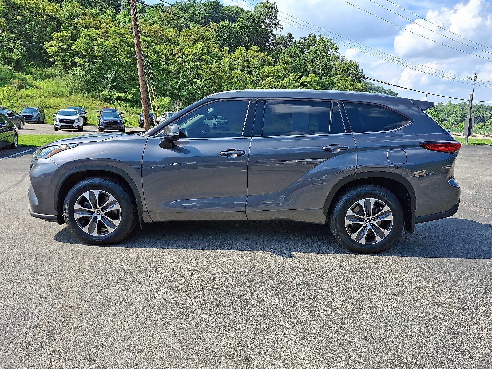 Used 2022 Toyota Highlander XLE image 4