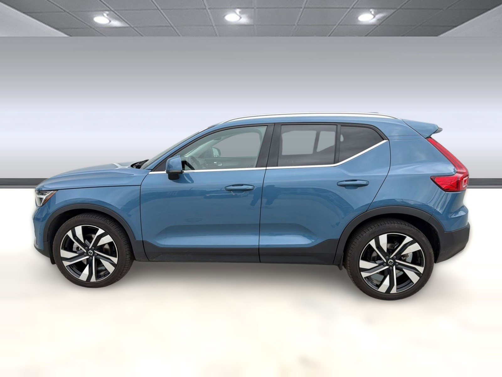 Certified 2023 Volvo XC40 B5 Ultimate w/ Protection Package Premier image 2