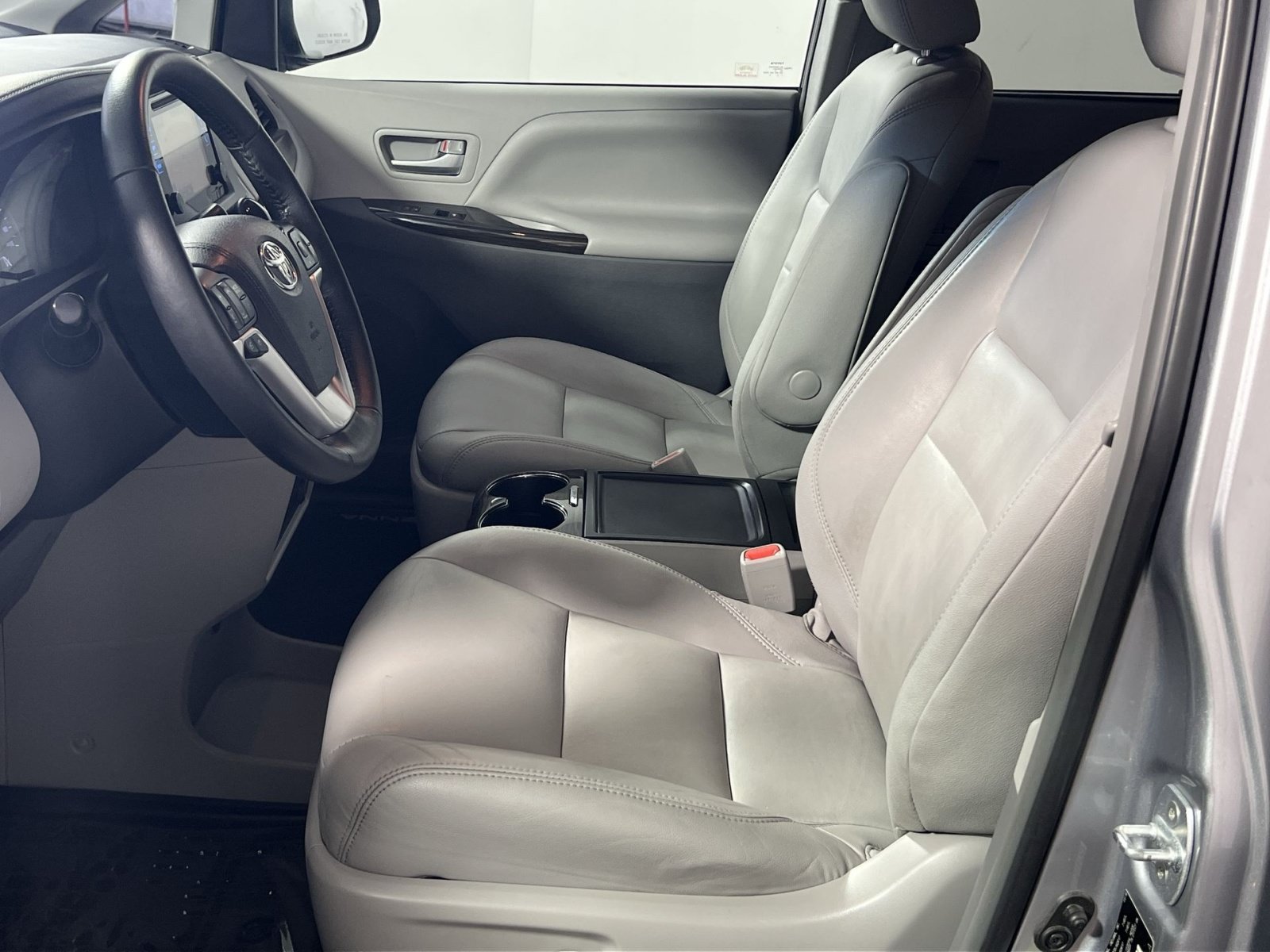Used 2017 Toyota Sienna XLE w/ XLE Navigation Package FWD image 13
