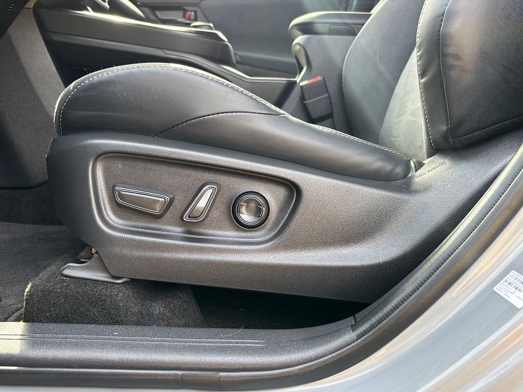 Used 2026 Toyota C-HR AWD/4WD image 15