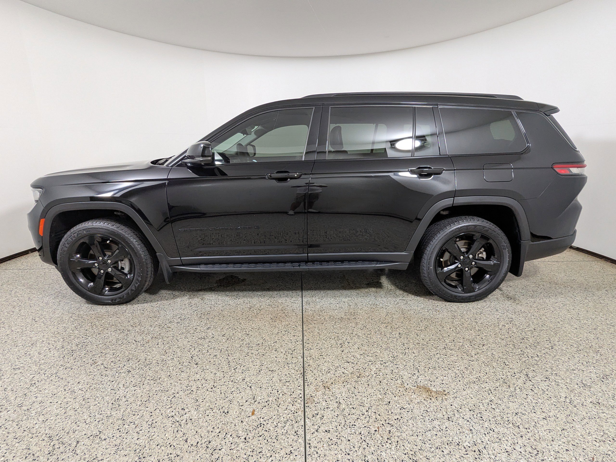 Used 2023 Jeep Grand Cherokee L Limited w/ Luxury Tech Group II AWD/4WD image 4