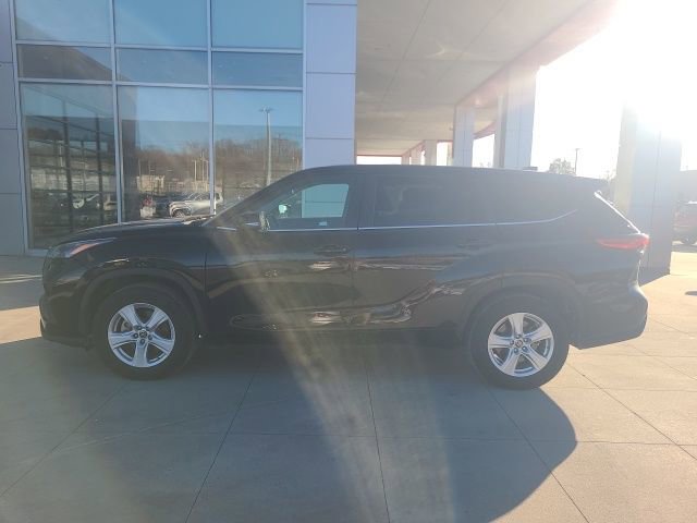 Used 2023 Toyota Highlander LE image 4