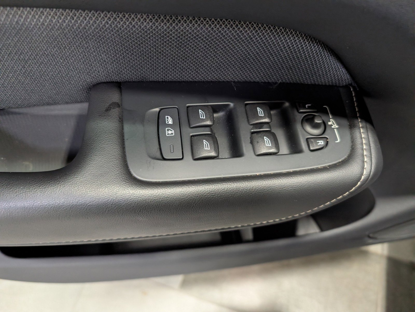 Used 2022 Volvo XC60 T8 R-Design w/ Advanced Package image 15