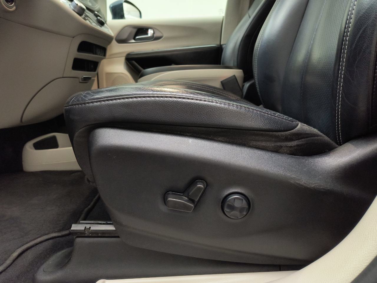 Used 2022 Chrysler Pacifica Touring-L AWD/4WD image 16