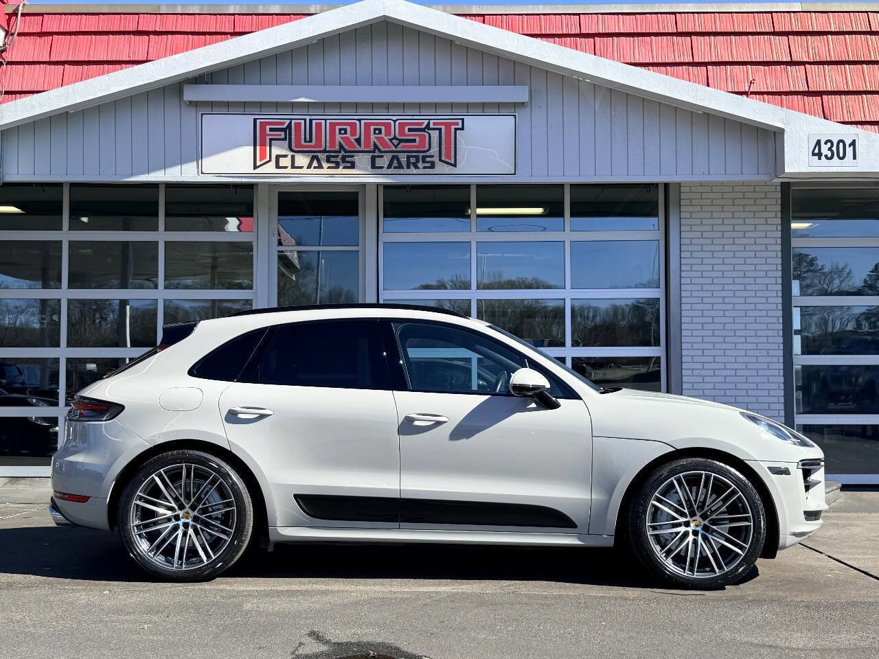 Used 2020 Porsche Macan Turbo image 2