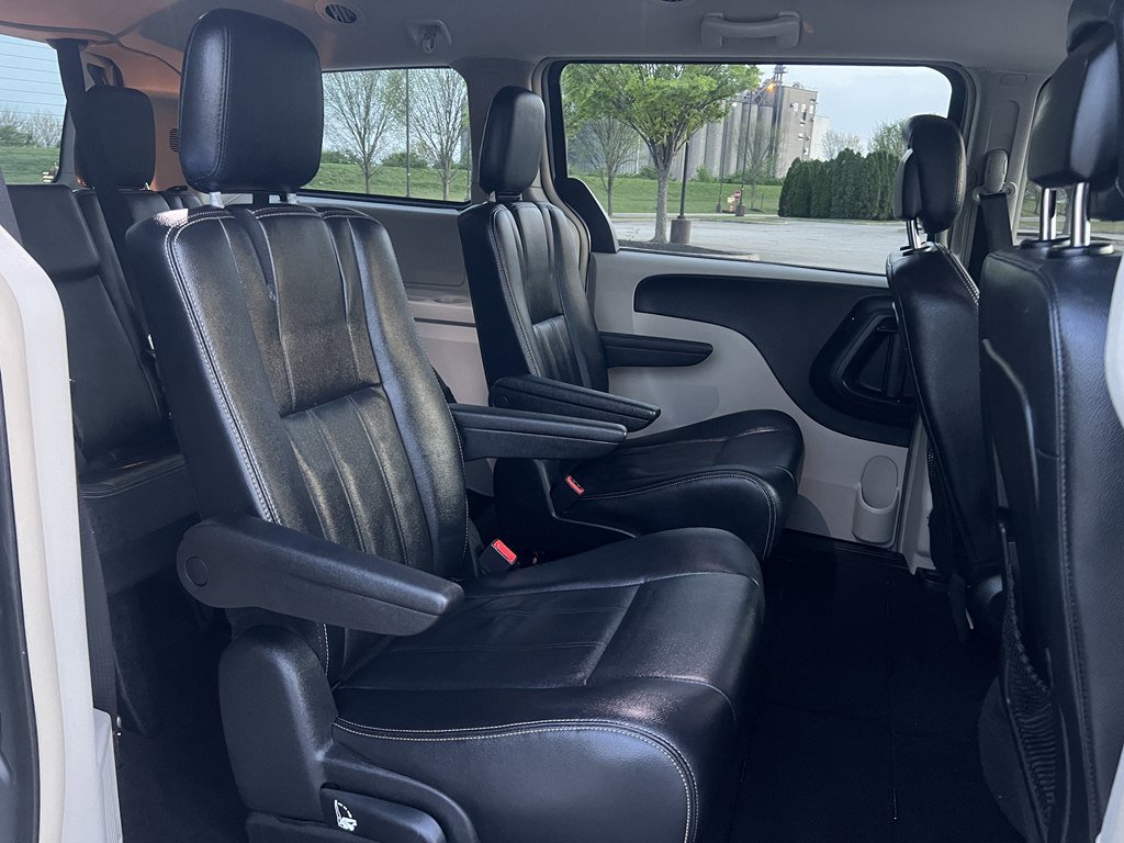 Used 2014 Chrysler Town & Country Touring FWD image 12