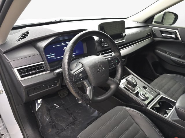 Used 2024 Mitsubishi Outlander 4WD Plug-In Hybrid image 16