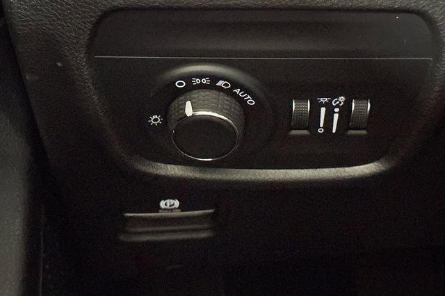 Used 2023 Jeep Grand Cherokee Altitude AWD/4WD image 32