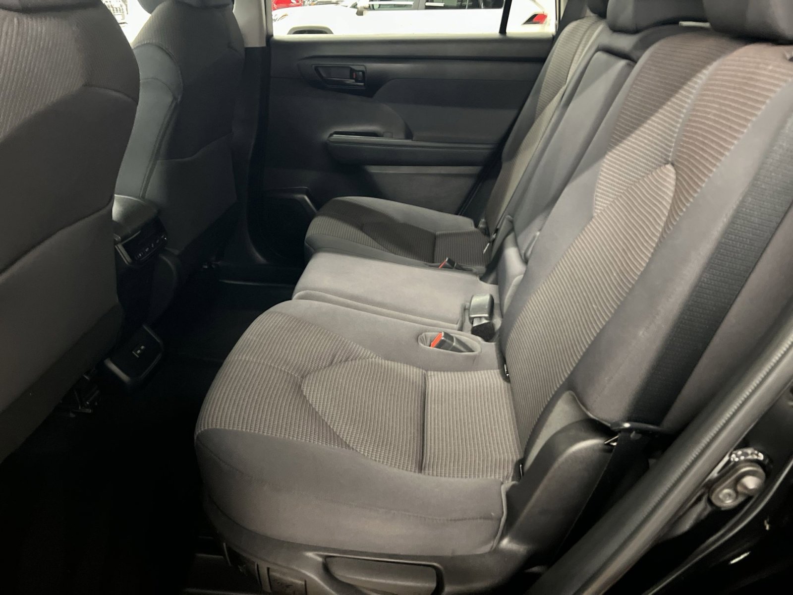 Used 2022 Toyota Highlander LE AWD/4WD image 21