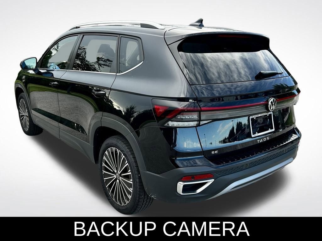 Certified 2025 Volkswagen Taos SE image 4