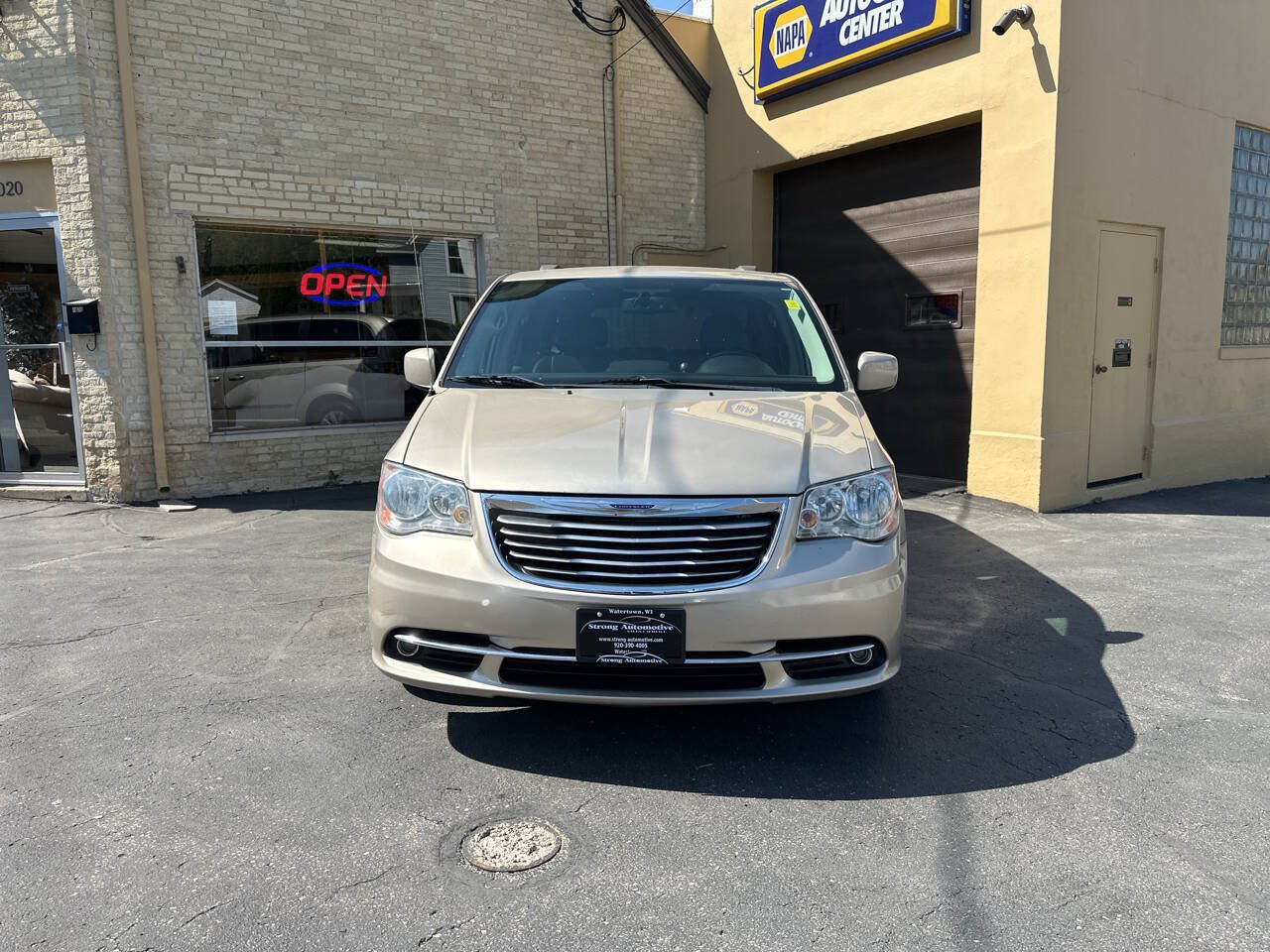 Used 2015 Chrysler Town & Country Touring FWD image 6