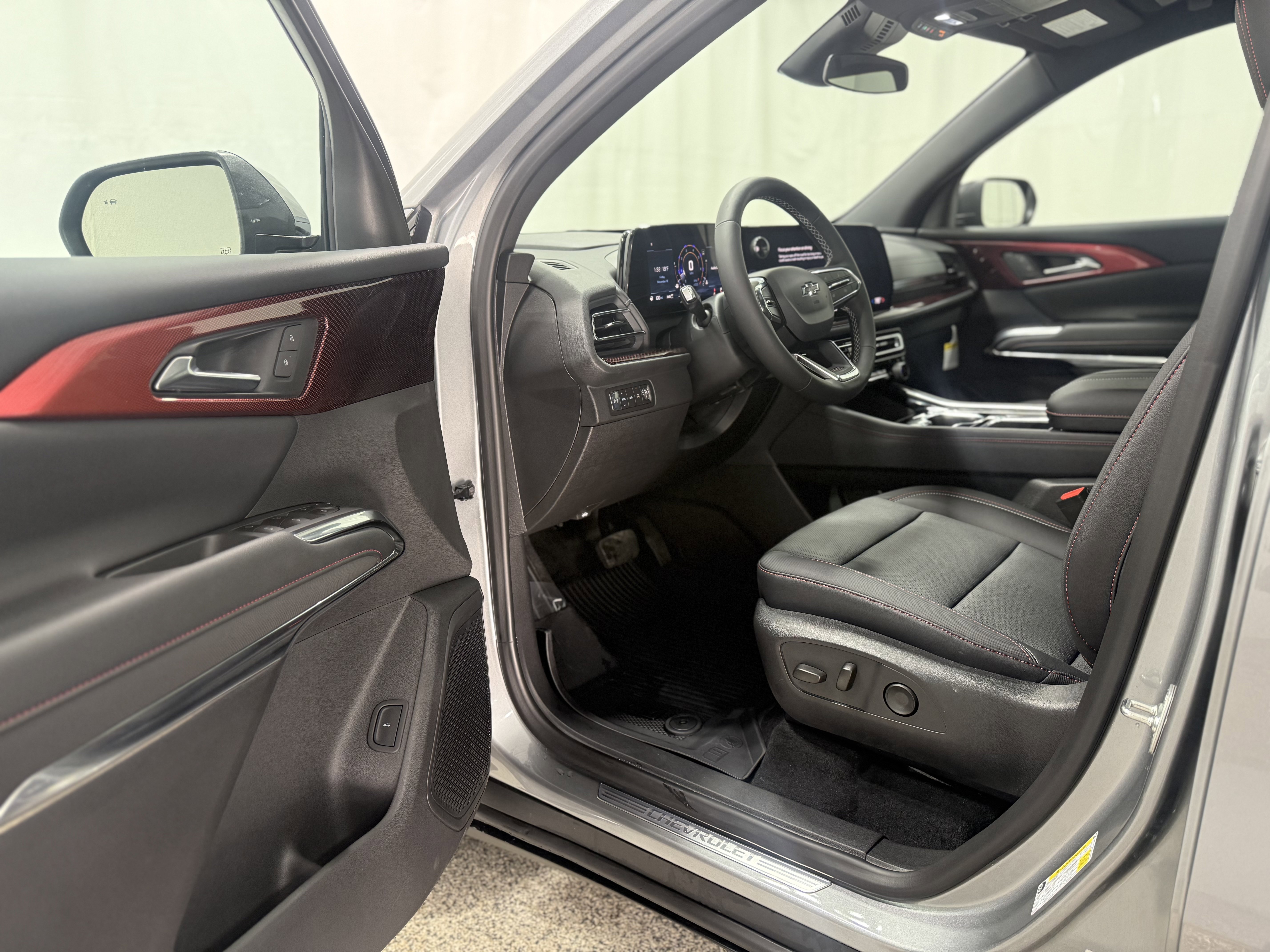 Used 2025 Chevrolet Traverse Z71 w/ Driver Confidence Package image 12