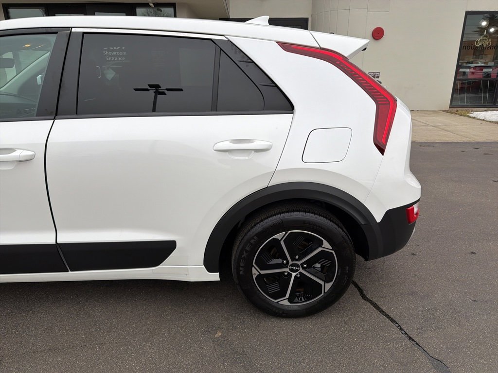 Certified 2025 Kia Niro LX image 10