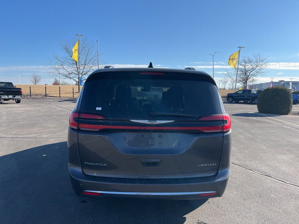 Used 2023 Chrysler Pacifica Limited image 4