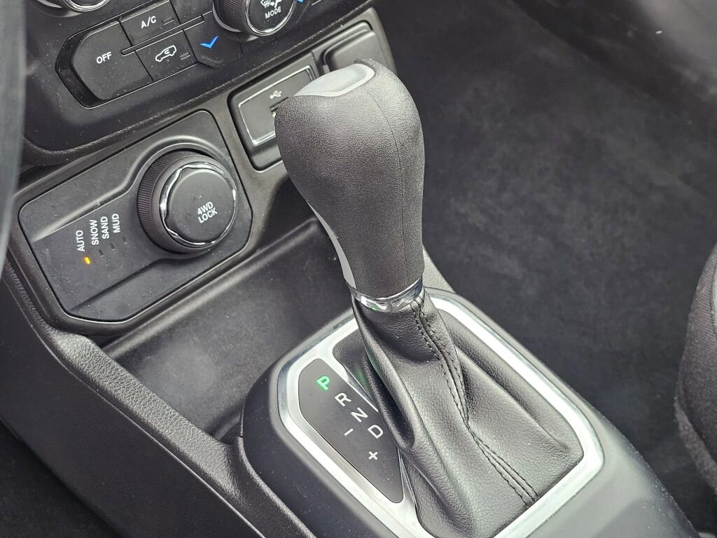 Used 2021 Jeep Renegade Latitude w/ Sun & Sound Group AWD/4WD image 37